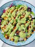 Bowl con ceci e salsa all'avocado