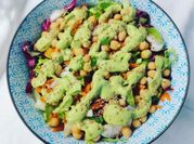 Una foto di ceci in insalata