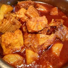 A picture of Shankar mach r curry or Ray fish curry.