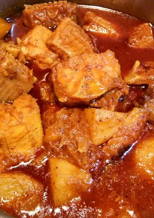 A picture of Shankar mach r curry or Ray fish curry.