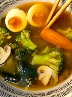 Una foto de Caldo oscuro vegetal