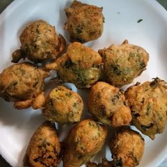 A picture of Methi ke pakode.