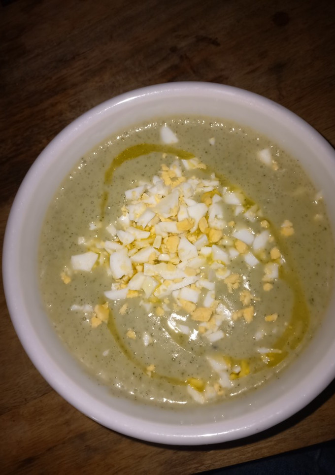 Una foto de Crema de calabacín con huevo duro