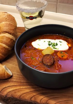 Erdélyi savanyúkáposzta-leves pirított kolbásszal, tejföllel recept fotója