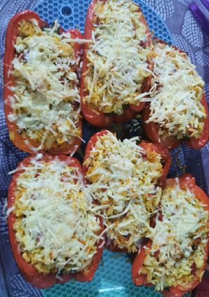 Una foto de Morrones rellenos de pollo y arroz