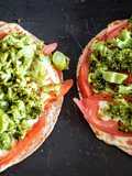 Pizza de Rap10 integral com tomate e brócolis
