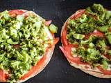 Pizza de Rap10 integral com tomate e brócolis