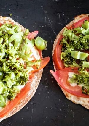 Foto de Pizza de Rap10 integral com tomate e brócolis