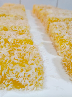 Una foto de Pastel de melocotón y coco