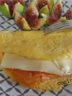 Una foto de Tortilla francesa rellena con salmón