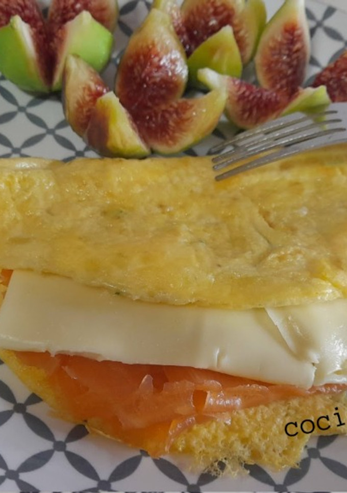 Una foto de Tortilla francesa rellena con salmón