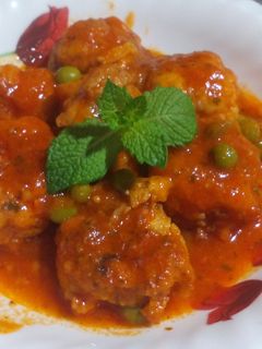 Una foto de Albóndigas de bacalao en salsa de piquillo
