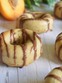 Una foto de Donuts de melocotón y crocanti de almendras