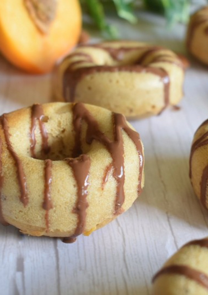 Una foto de Donuts de melocotón y crocanti de almendras