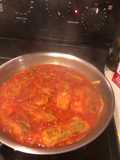 Ejotes rellenos de queso en salsa de tomate
