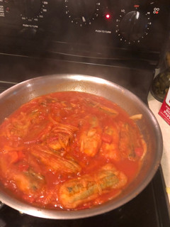 Una foto de Ejotes rellenos de queso en salsa de tomate