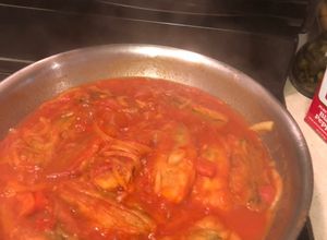 Una foto de Ejotes rellenos de queso en salsa de tomate