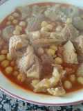 Callos y pie de ternera guisados con garbanzos