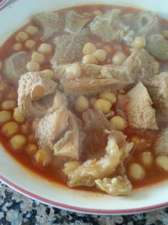 Una foto de Callos y pie de ternera guisados con garbanzos