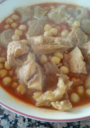 Una foto de Callos y pie de ternera guisados con garbanzos