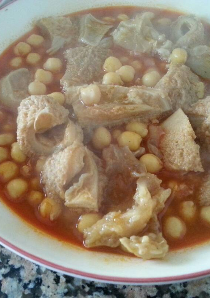 Una foto de Callos y pie de ternera guisados con garbanzos