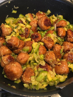 Foto di Polpettine di pollo alla salsa di soia senza glutine con zucchine
