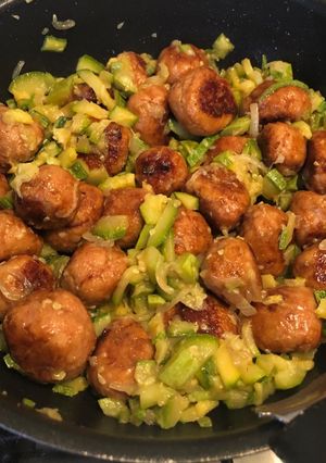 Foto di Polpettine di pollo alla salsa di soia senza glutine con zucchine
