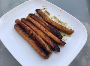 Une photo de Chipolatas marinées grillées à la plancha