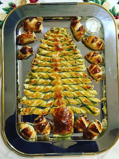 Una foto de Árbol de Navidad con hojaldre y pesto