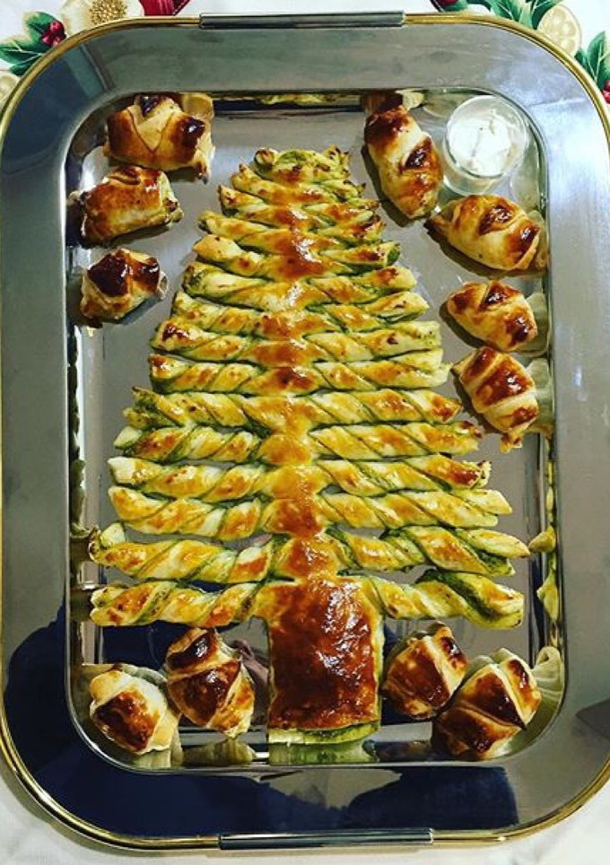 Una foto de Árbol de Navidad con hojaldre y pesto