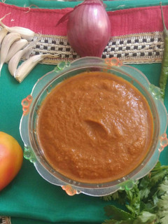 ટોમેટો ગાલિૅક સ્પાઈસી ચટણી (Tomato Garlic Spicy Chutney Recipe In Gujarati) રેસીપી મુખ્ય ફોટો