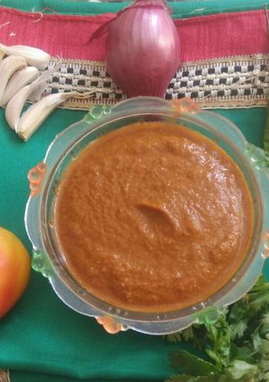 ટોમેટો ગાલિૅક સ્પાઈસી ચટણી (Tomato Garlic Spicy Chutney Recipe In Gujarati) રેસીપી મુખ્ય ફોટો