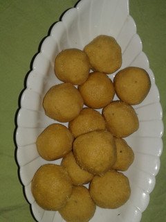 बेसन के लड्डू (Besan ke ladoo recipe in hindi) रेसिपी मुख्य फोटो
