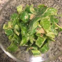 Una foto de Ensalada de pimienta con pasta de soja (고추된장무침)