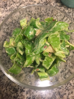 Una foto de Ensalada de pimienta con pasta de soja (고추된장무침)