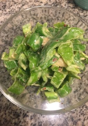 Una foto de Ensalada de pimienta con pasta de soja (고추된장무침)