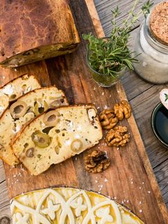 Französisches Oliven-Brot mit Ziegen-Frischkäse und Walnüssen Rezepthauptbild