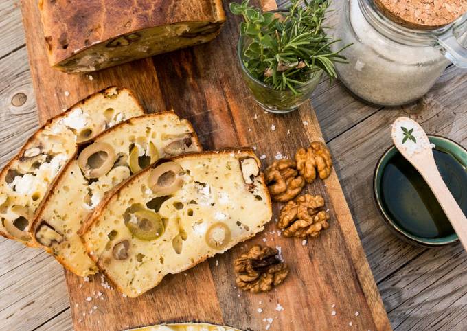 Französisches Oliven-Brot mit Ziegen-Frischkäse und Walnüssen