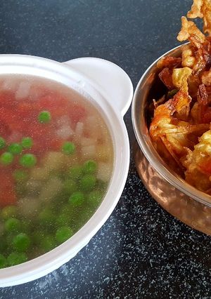 A picture of Vegetarian clear soup and fritter.