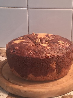 Una foto de Torta Marmolada con nueces y frutos rojos vegana