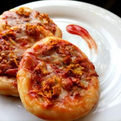 A picture of Easy mini pizzas.