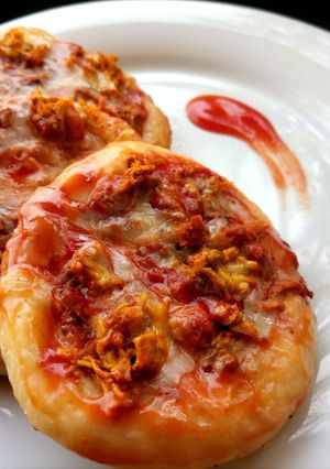 A picture of Easy mini pizzas.