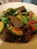 Arrachera con verduras y almendras