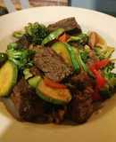 Arrachera con verduras y almendras