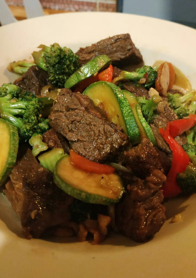 Una foto de Arrachera con verduras y almendras