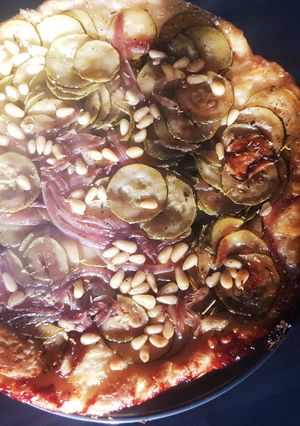 Une photo de Tarte tatin courgette, oignon rouge et pignon de pin