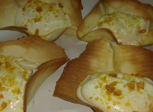 Una foto de Tulipas con mousse de limón y praliné de caramelo