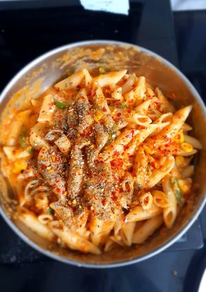 પિંક ગ્રેવી પાસ્તા (Pink Gravy Pasta Recipe In Gujarati) રેસીપી મુખ્ય ફોટો