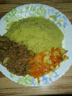 A picture of Mashed potatoes and peas,fried minced meat and fried vegies.