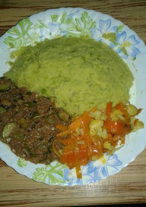 A picture of Mashed potatoes and peas,fried minced meat and fried vegies.